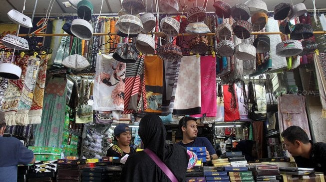 Calon pembeli memilih perlengkapan ibadah di pasar Tanah Abang, Jakarta, Kamis (2/5). [Suara.com/Arief Hermawan P]
