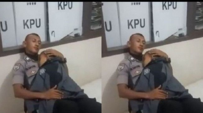 Polisi Ini Gendong Anak Saat Bertugas. Kisahnya Mengharukan! 