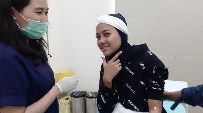 Ayu Idol saat melakukan perawatan di klinik Dermaster. [Ferry Noviandi/Suara.com]