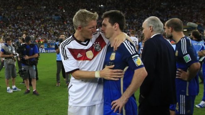 Lionel Messi ditenangkan pemain timnas Jerman Bastian Schweinsteiger usai Argentina tumbang di partai final Piala Dunia 2014 [AFP]