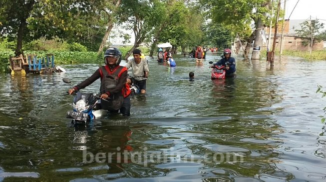 Kali Lamong Meluap, Jalur Gresik - Mojokerto Putus