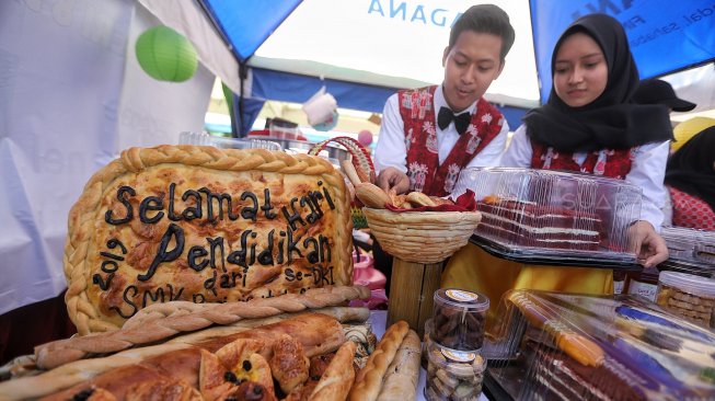 Pelajar melakukan aktifitas kreatif dan kesenian saat Gebyar Pendidikan 2019 di Lapangan Silang Monas, Kamis (2/5). [Suara.com/Muhaimin A Untung]