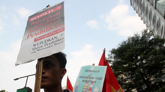 Massa yang tergabung dalam Liga Mahasiswa Nasional untuk Demokrasi (LMND) berunjuk rasa di depan kantor Kementerian Riset, Teknologi dan Pendidikan Tinggi (Kemenristek Dikti) Gedung D, Jalan Pintu I Senayan, Jakarta, Jumat (3/5).[Suara.com/Arief Hermawan P]