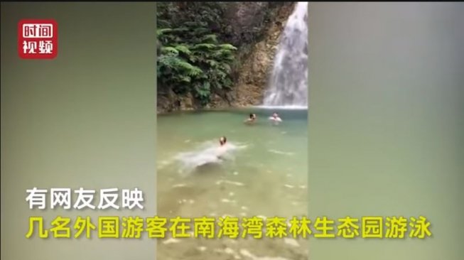Turis nekat mandi di danau (youtube.com/Kevin Wang)