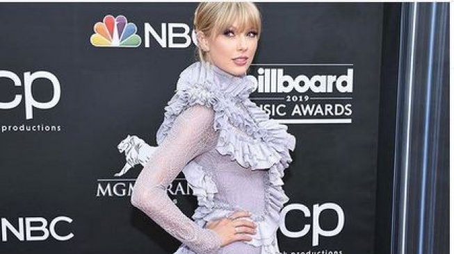 Terlalu Hot, Intip 4 Outfit Naked Look di Billboard Music Awards 2019