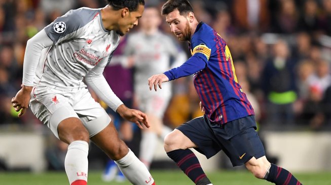Bek Liverpool Virgil van Dijk mencoba merebut bola dari bintang Barcelona Lionel Messi di Camp Nou saat laga Liga Champions. JOSE JORDAN / AFP