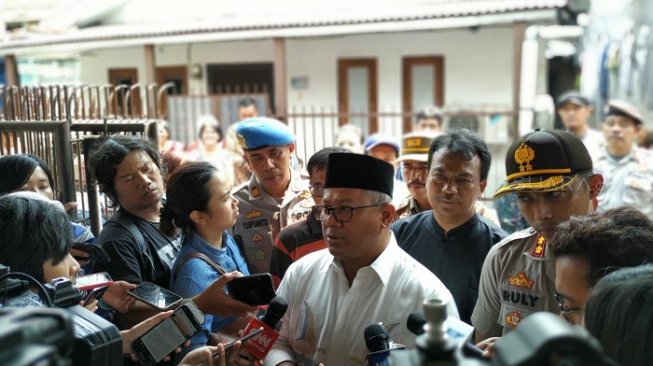 Ketua KPU RI Arief Budiman saat memberikan santuan ke ahli waris Ketua KPPS. (suara,com/yasir).