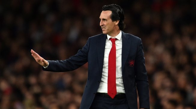 Manajer Arsenal, Unai Emery memberikan instruksi dari touchline, pada laga leg pertama semifinal Liga Europa 2018/2019 kontra Valencia di Emirates Stadium, Jumat (3/5/2019) dini hari WIB. [Glyn KIRK / AFP]