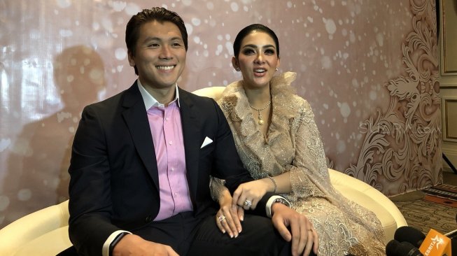 Syahrini dan Reino Barack di acara resepsi pernikahan yang digelar di Hotel Fourseason, Jakarta, Jumat (3/5/2019). [Revi C Rantung/Suara.com]