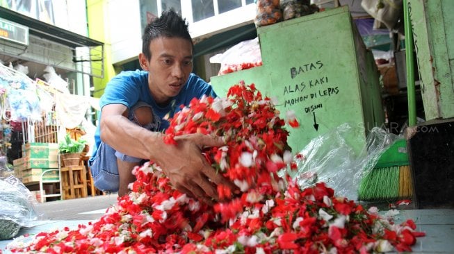 Pedagang merapihkan bunga di Pasar Rawa Belong, Jakarta, Jumat (3/5). [Suara.com/Arief Hermawan P]
