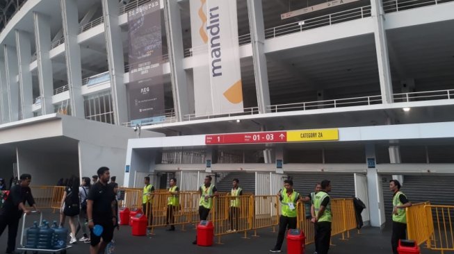 Suasana Gelora Bung Karno jelang Konser Ed Sheeran, Jumat (3/5/2019). [Sumarni/Suara.com]