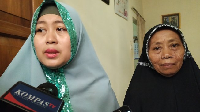 Evi, anak almarhum Umar Madi, Ketua Kelompok Penyelenggara Pemungutan Suara (KPPS) TPS 65, yang meninggal dunia karena kelelahan bertugas di Pemilu 2019. (Suara.com/M. Yasir)