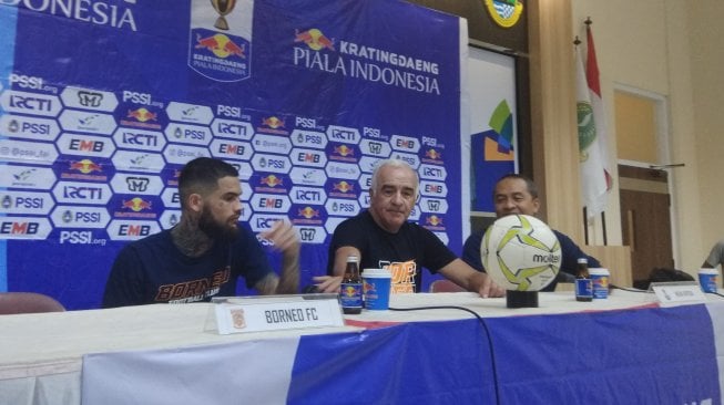 Pelatih kepala Borneo FC Roberto Carlos Mario Gomez (tengah) dan pemainnya Dieogo Michels (kiri) saat memberikan keterangan usai laga leg kedua babak 8 besar Piala Indonesia di stadion Si Jalak Harupat, Kabupaten Bandung, Sabtu (4/5/2019). [Suara.com/Aminuddin]