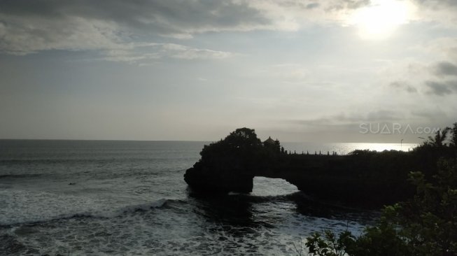 Wisata di Tanah Lot, Bali (Suara.com/Firsta)