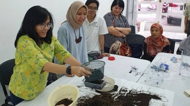 Komunitas Kertabumi Klinik Sampah sedang mengolah berbagai jenis sampah untuk dijadikan barang bernilai jual. (Foto: Instagram/@kertabumikliniksampah)