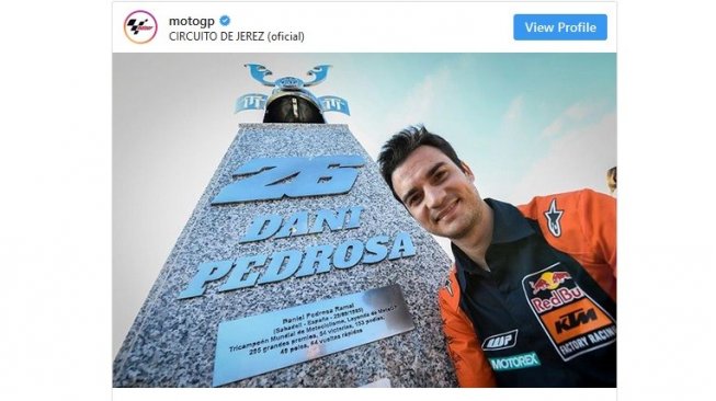 Dani Pedrosa berpose di depan tugu penanda namanya sbagai bagian dari Sirkuit Jerez-Angel Nieto [Instagram: motogp].