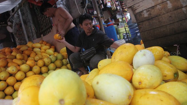 Penjual timun suri di Pasar Palmerah, Jakarta, Sabtu (4/5). [suara.com/Oke Atmaja]