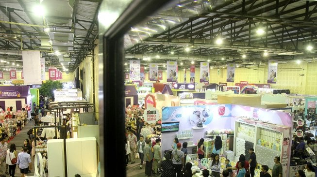 Pengunjung memadati pameran "Mother and Baby Fair 2019" season 1 di Balai Kartini, Jakarta, Sabtu (4/5).[Suara.com/Arief Hermawan P]