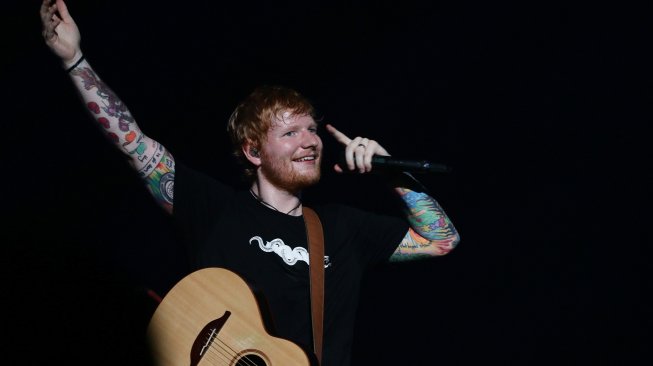 Penyanyi Ed Sheeran tampil menghibur penggemarnya saat konser di Stadion Gelora Bung Karno, Jakarta, Jumat (3/5).[ANTARA FOTO/Rivan Awal Lingga]