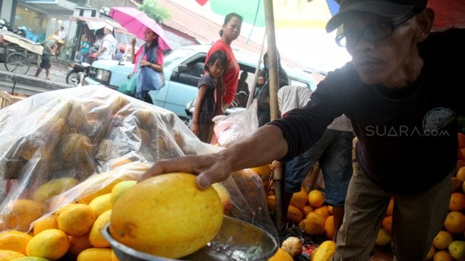 Penjual timun suri di Pasar Palmerah, Jakarta, Sabtu (4/5). [suara.com/Oke Atmaja]