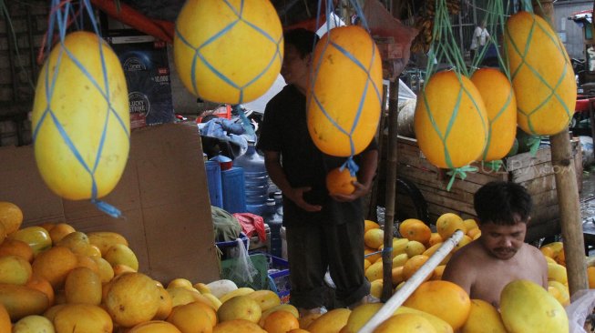 Penjual timun suri di Pasar Palmerah, Jakarta, Sabtu (4/5). [suara.com/Oke Atmaja]