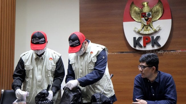 Petugas menunjukkan barang bukti kasus suap Hakim di kantor KPK, Jakarta, Sabtu (4/5).[Suara.com/Arief Hermawan P]