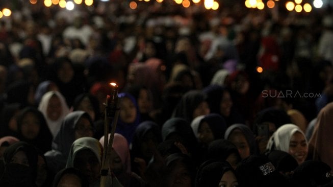 Warga Bogor mengikuti pawai obor di Jalan Raya Pajajaran, Kota Bogor, Jawa Barat, Jumat (3/5). [Suara.com/Arief Hermawan P]