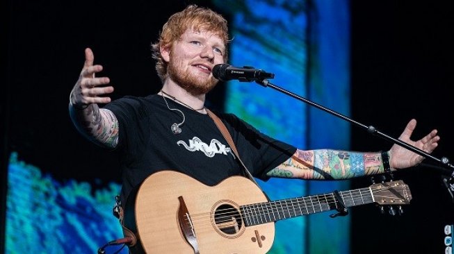 Ed Sheeran menyapa penonton dengan kalimat membanggakan: tampil di negara besar yang berbahasa beda dengannya  [Dok. PK Entertainment, Sound Rhythm, AEG Presents].