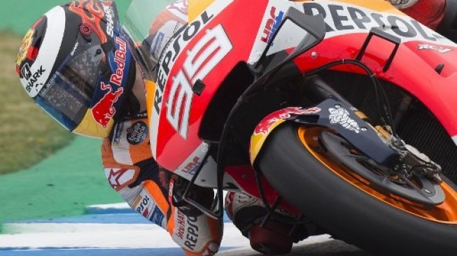 Pembalap Repsol Honda Jorge Lorenzo melakoni sesi latihan bebas Moto GP Spanyol [AFP]