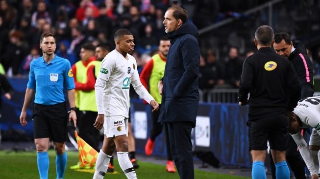 Penyerang PSG, Kylian Mbappe meinggalkan lapangan usai diganjar kartu merah pada final Coupe de France melawan Rennes di Stade de France, Paris, Minggu (28/4/2019) dini hari. (ANNE-CHRISTINE POUJOULAT / AFP)