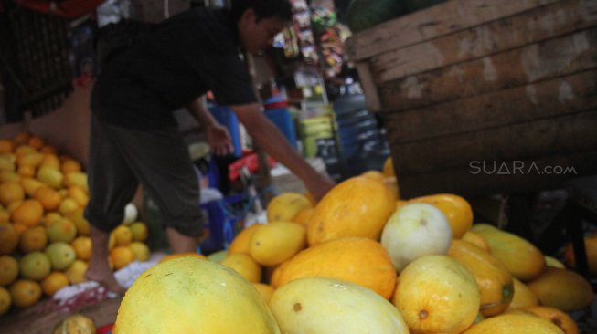 Penjual timun suri di Pasar Palmerah, Jakarta, Sabtu (4/5). [suara.com/Oke Atmaja]