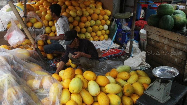 Penjual timun suri di Pasar Palmerah, Jakarta, Sabtu (4/5). [suara.com/Oke Atmaja]