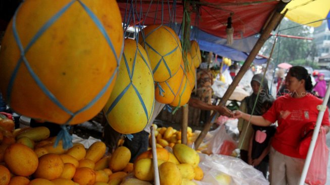 Penjual timun suri di Pasar Palmerah, Jakarta, Sabtu (4/5). [suara.com/Oke Atmaja]