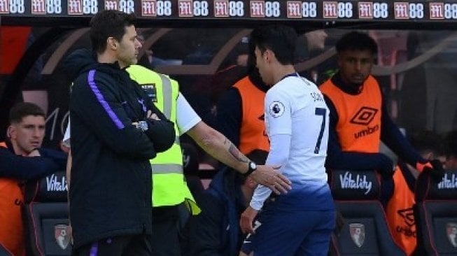 Pemain Tottenham Hotspur Son Heung Min meninggalkan arena pertandingan usai mendapat kartu merah di markas AFC Bournemouth, Sabtu (4/5/2019) [AFP]