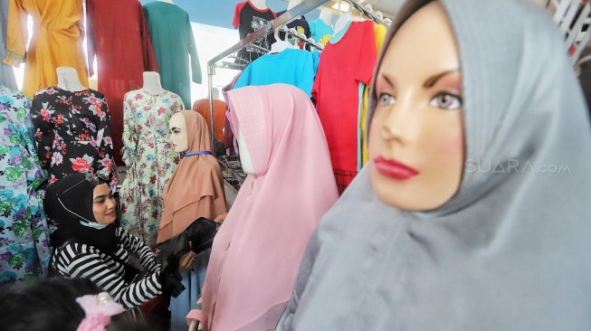 Calon pembeli memilih jilbab di Pasar Tanah Abang, Jakarta, Minggu (5/5). [Suara.com/Muhaimin A Untung]