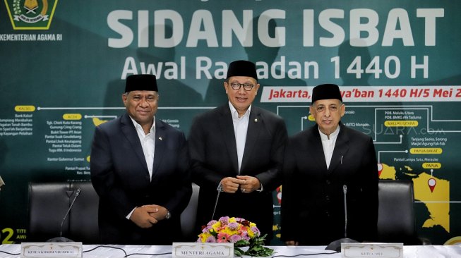 Menteri Agama Lukman Hakim Saifuddin bersama Majelis Ulama Indonesia (MUI) Abdullah Jaidi dan Ketua Komisi VIII DPR Ali Taher memaparkan hasil sidang isbat usai mendengarkan pemaparan posisi hilal dari 34 provinsi terlebih dahulu di Kantor Kementerian Agama, Jakarta, Minggu (5/5). [Suara.com/Muhaimin A Untung]