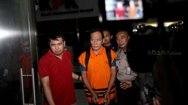 Hakim Pengadilan Negeri (PN) Balikpapan, Kayat menggunakan baju tahanan usai menjalani pemeriksaan di gedung Komisi Pemberantasan Korupsi (KPK), Jakarta, Sabtu (4/5).[Suara.com/Arief Hermawan P]
