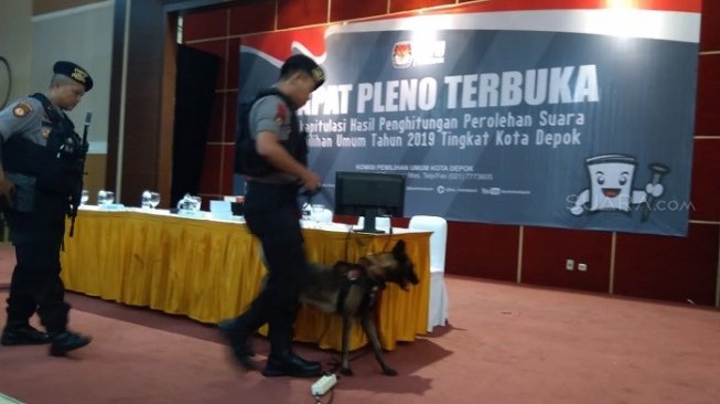 Anjing pelacak dikerahkan untuk mengamankan lokasi rapat pleno Pemilu 2019 di Depok. (dok polisi)