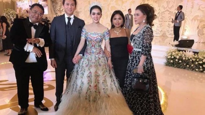 Hotman Paris dan asprinya datang ke pernikahan Syahrini dan Reino Barack. [instagram]