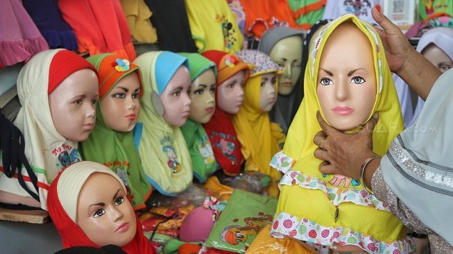 Calon pembeli memilih jilbab di Pasar Tanah Abang, Jakarta, Minggu (5/5). [Suara.com/Muhaimin A Untung]