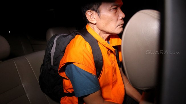 Hakim Pengadilan Negeri (PN) Balikpapan, Kayat menggunakan baju tahanan usai menjalani pemeriksaan di gedung Komisi Pemberantasan Korupsi (KPK), Jakarta, Sabtu (4/5).[Suara.com/Arief Hermawan P]