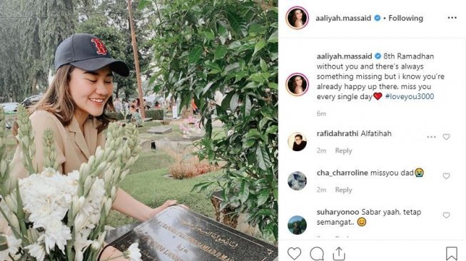 Aaliyah Massaid berziarah ke makam Adjie Massaid. 