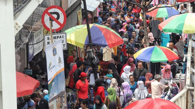 Pengunjung memadati "Skybridge" Pasar Tanah Abang, Jakarta, Minggu (5/5). [Suara.com/Muhaimin A Untung]
