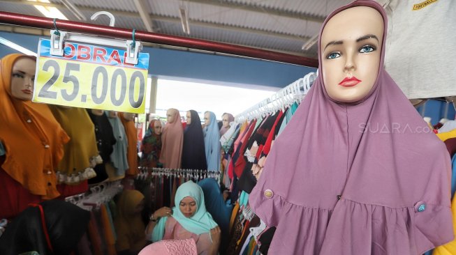 Calon pembeli memilih jilbab di Pasar Tanah Abang, Jakarta, Minggu (5/5). [Suara.com/Muhaimin A Untung]