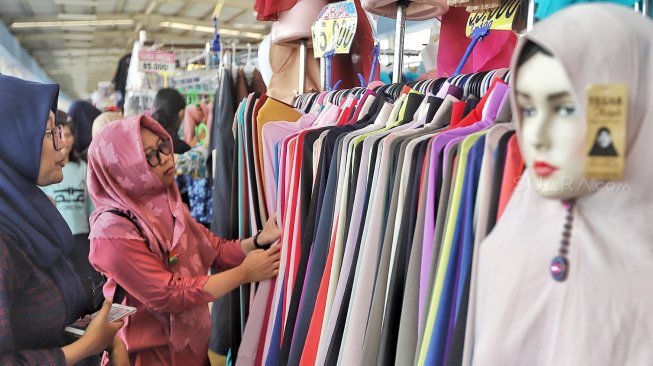 Calon pembeli memilih jilbab di Pasar Tanah Abang, Jakarta, Minggu (5/5). [Suara.com/Muhaimin A Untung]
