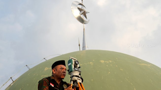 Petugas memantau penampakan Hilal di Masjid Al-Musyari'in, Basmol, Jakarta, Minggu (5/5). [Suara.com/Arief Hermawan P]