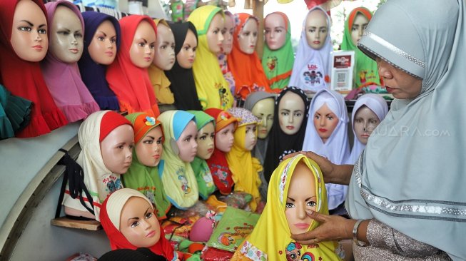 Calon pembeli memilih jilbab di Pasar Tanah Abang, Jakarta, Minggu (5/5). [Suara.com/Muhaimin A Untung]