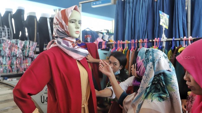 Calon pembeli memilih jilbab di Pasar Tanah Abang, Jakarta, Minggu (5/5). [Suara.com/Muhaimin A Untung]