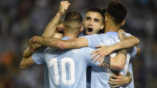 Penyerang Celta Vigo, Iago Aspas (kiri), merayakan gol ke gawang Barcelona bersama Maxi Gomez (tengah) dan rekan-rekannya yang lain pada pertandingan pekan ke-36 La Liga Spanyol di Abanca-Balaidos, Minggu (5/5/2019) dini hari WIB. [AFP/Miguel Riopa]