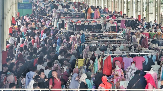Pengunjung memadati "Skybridge" Pasar Tanah Abang, Jakarta, Minggu (5/5). [Suara.com/Muhaimin A Untung]